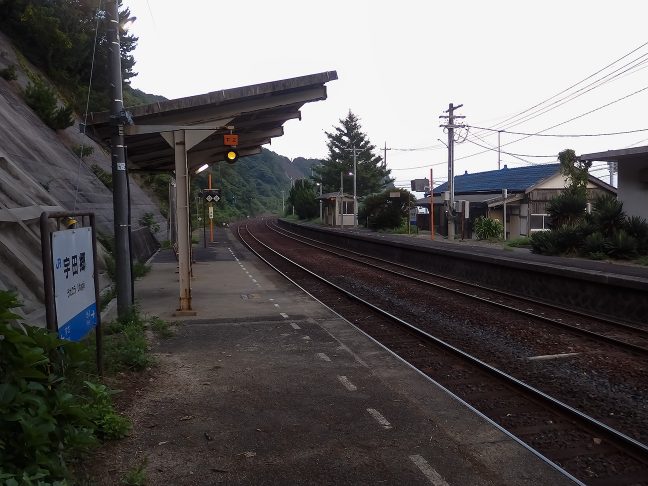下り線から眺める宇田郷駅構内
