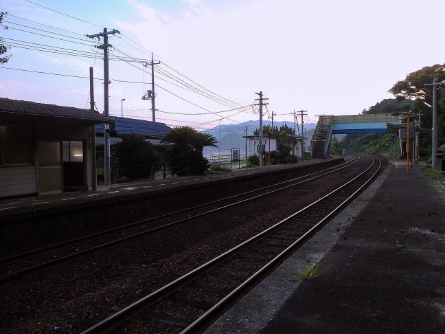 下り線側から眺める宇田郷駅構内と益田方の眺め