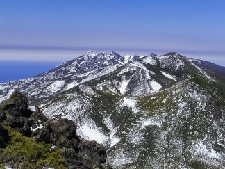 知床連山・羅臼岳から望む硫黄岳方面（北海道：2002年6月）