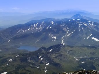 知床連山・羅臼岳から望む羅臼湖方面（北海道：2002年6月）