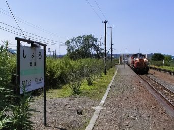 JR根室本線・庶路駅（北海道：2002年7月）