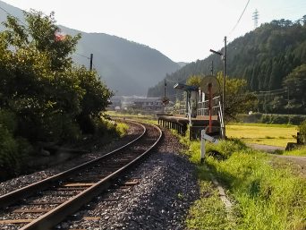 長良川鉄道・自然園前駅（岐阜県：2002年8月）