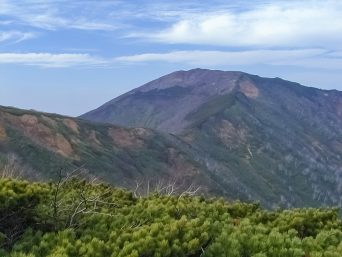 天塩山地・天塩岳付近から望む前天塩岳（北海道：2002年10月）