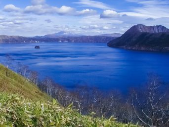 摩周湖とカムイヌプリ、斜里岳（北海道：2002年11月）