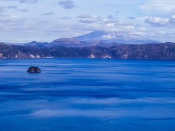 摩周湖と斜里岳（北海道：2002年11月）