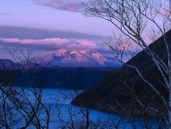 摩周湖と斜里岳（北海道：2002年11月）