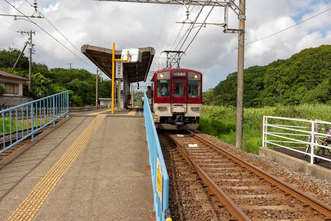 賢島行きの普通列車が到着