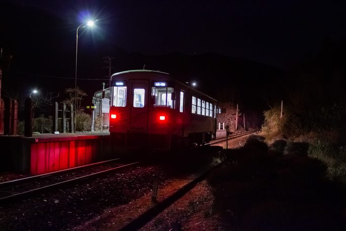 恵那に向かう列車が到着したが、乗降客の姿はなかった