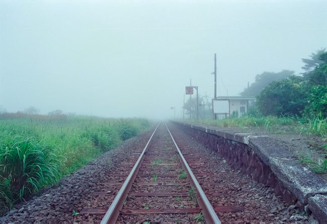駅の周辺には、ただ、霧に覆われた原野が広がる
