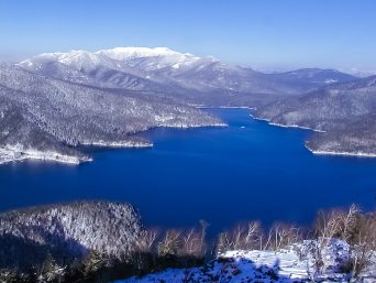 天望山から望む然別湖とウペペサンケ山（北海道：2002年11月）