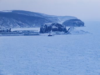 プユニ岬付近から望む宇登呂港と流氷のオホーツク海（北海道：2003年2月）