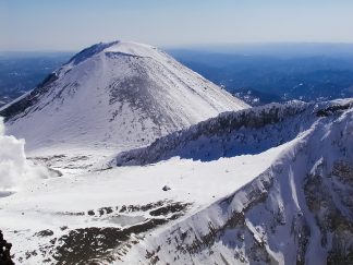 雌阿寒岳から望む阿寒富士（北海道：2003年3月）