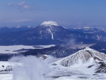 雌阿寒岳から望む雄阿寒岳と斜里岳、標津山地の山々（北海道：2003年3月）
