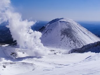 雌阿寒岳から望む阿寒富士（北海道：2003年3月）