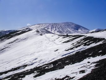 雌阿寒岳（北海道：2003年3月）