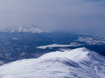 海別岳から望む斜里岳（北海道：2003年3月）