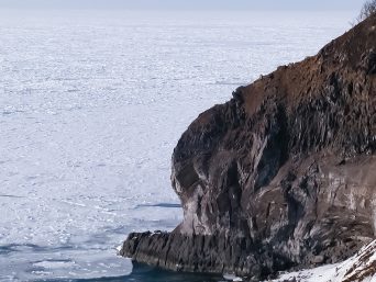 知床半島・岩尾別川付近から望む流氷のオホーツク海（北海道：2003年3月）