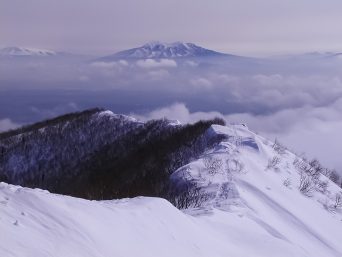 藻琴山から望む斜里岳（北海道：2003年4月）