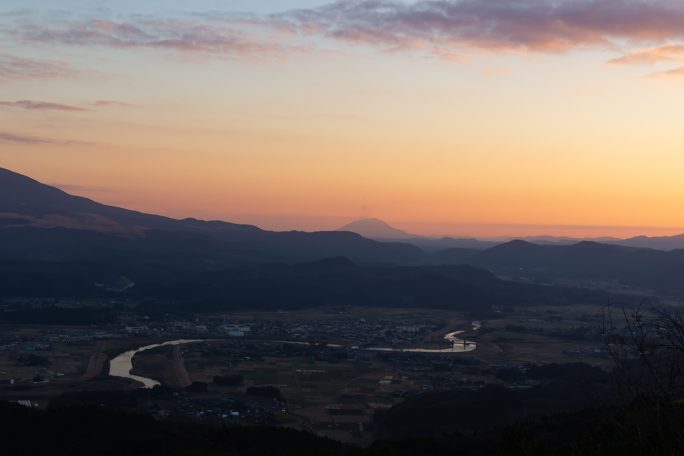 矢岳高原への登り道から眺める霧島盆地と桜島