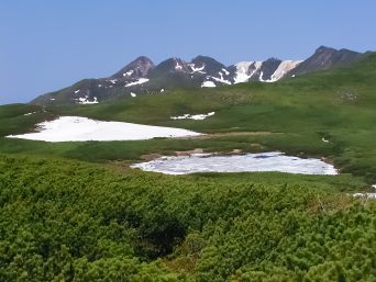 知床山系：知円別岳付近から望む硫黄山（北海道：2003年6月）