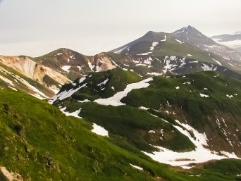 知床山系・硫黄山付近から望む羅臼岳方面（北海道：2003年6月）