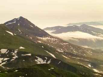 知床山系・硫黄山付近から望む羅臼岳方面（北海道：2003年6月）