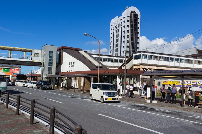 近代的なビルが見下ろす五井駅前