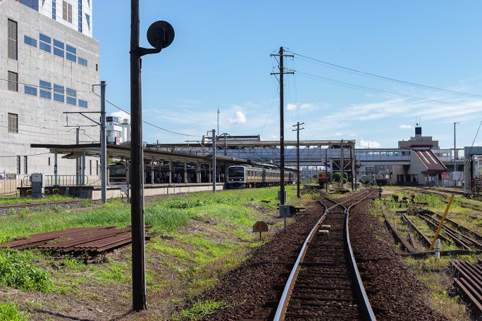 近代的な五井駅構内から分岐していく小湊鐵道の非電化単線