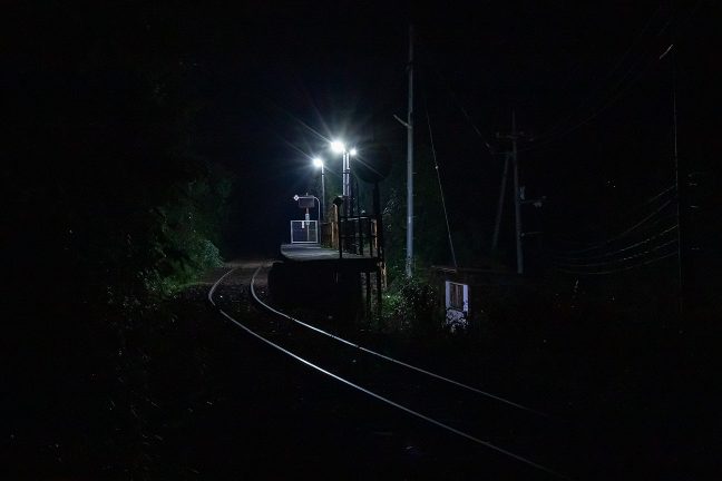 無人駅を静かに照らし続ける明かりは、寂しくもどこか温かい