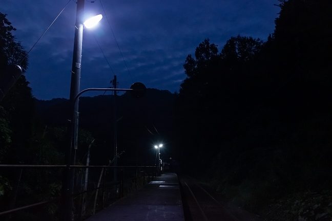 夜明け前の長谷駅は青い大気の底で眠っていた