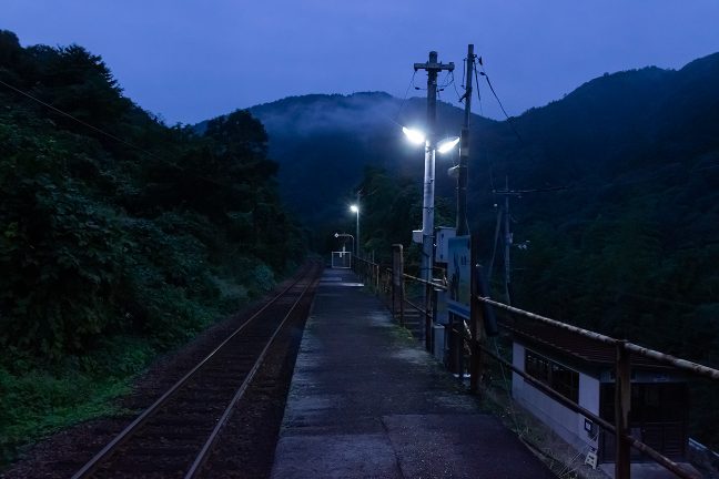 霧が立ち込める山河に囲まれた長谷駅の一夜が明けていく