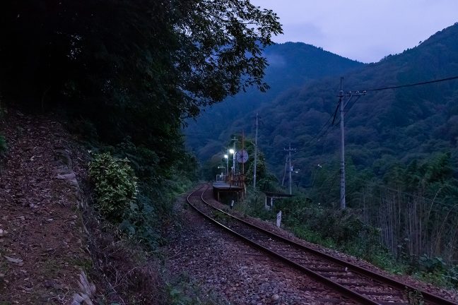 列車が走り去ると再び静けさに包まれた長谷駅