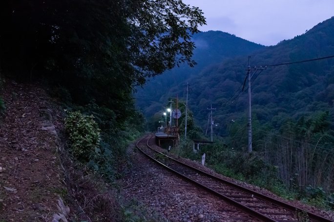列車が走り去ると再び静けさに包まれた長谷駅