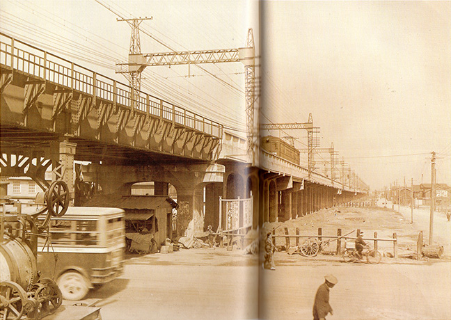 引用図：東大阪の偉観といわれた完成当時の高架橋「80年のあゆみ（近畿日本鉄道・1990年）」