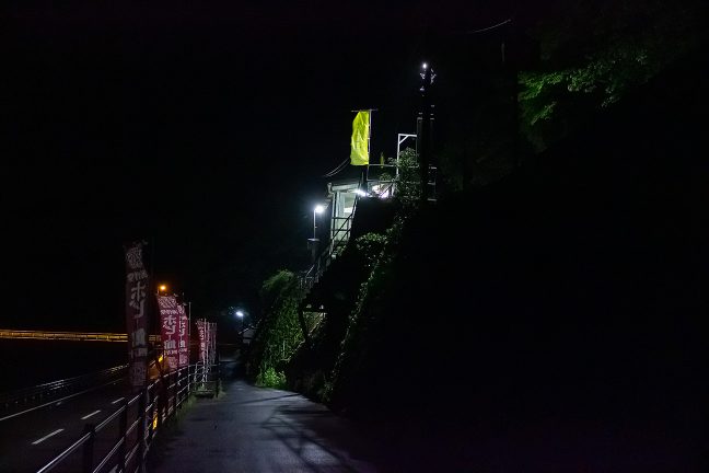 斜面に張り出すように設けられた打井川駅