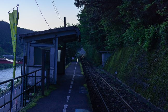 まだ青みを残した大気の底で、駅は静かに佇んでいた