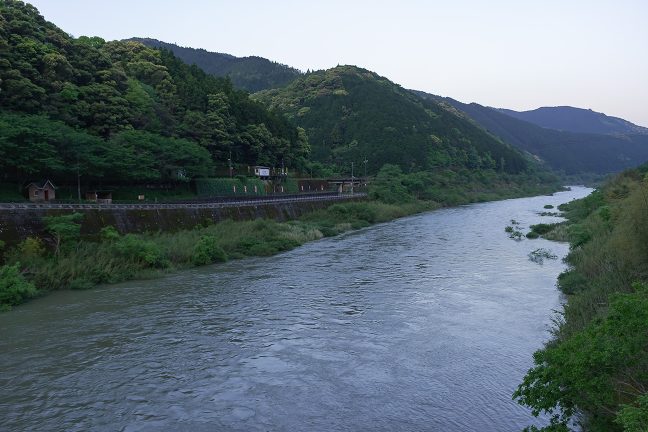 四万十川の雄大な流れの中で、打井川駅は小さな存在でしかない