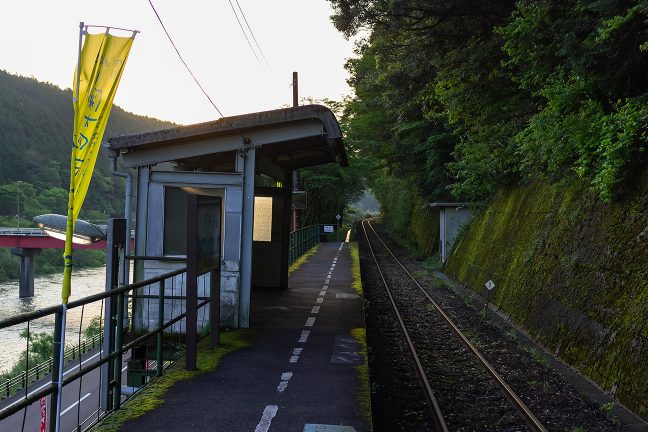 昨夜の雨の余韻が残る打井川駅を朝の空気が包む