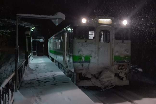 雪が降りしきる中、豊ヶ岡駅に降り立った