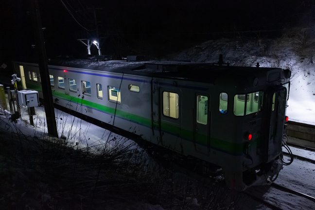 森から乗車してきた函館行きキハ40系単行から姫川駅に降り立つ