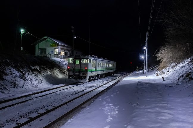 長時間停車する無人の函館行きのキハ40系単行気動車