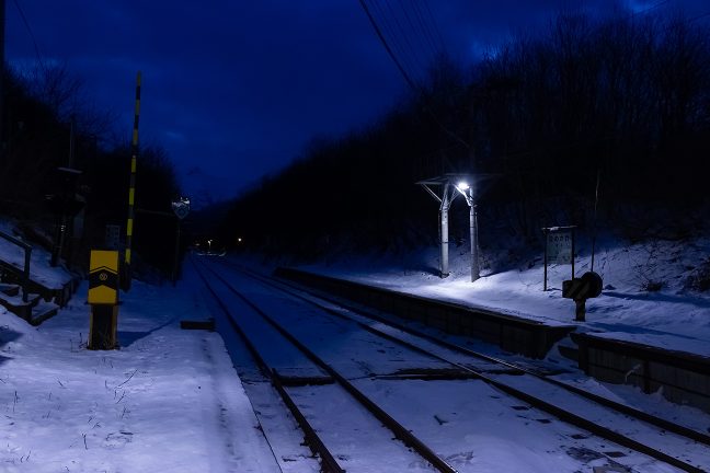 夜明けを告げる青い大気が駅の周囲にも降りてきた