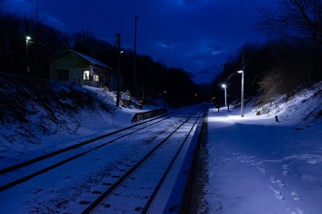 凍える大気の中で、駅はまだ、静かな眠りの中にあった