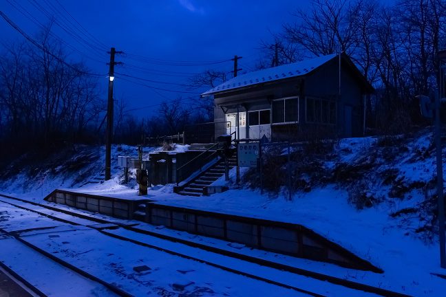 凍てつく一夜を過ごした姫川駅の駅舎