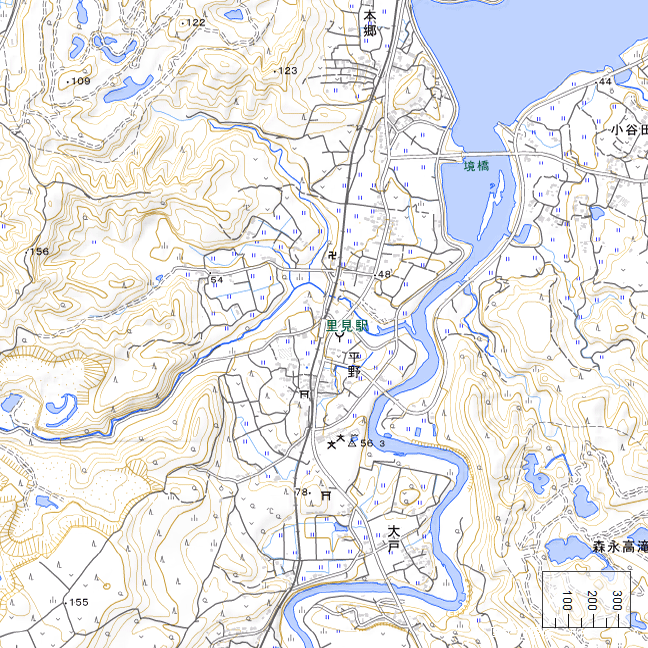 地形図：里見駅周辺　空撮画像：里見駅周辺（2016年10月3日撮影）