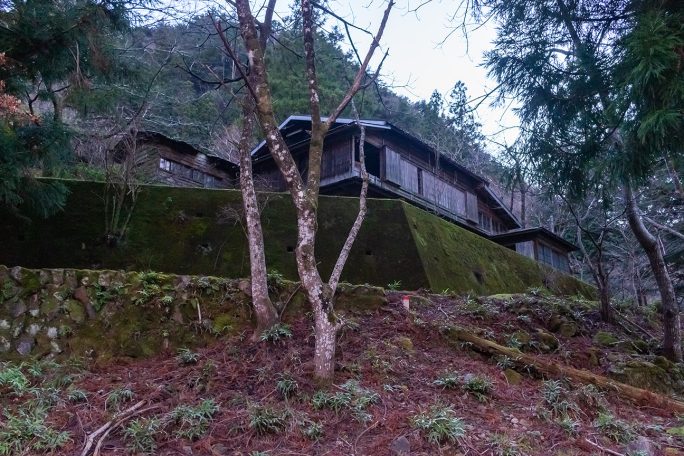 見上げる母屋は重厚な造りで小和田集落での暮らしぶりが偲ばれる