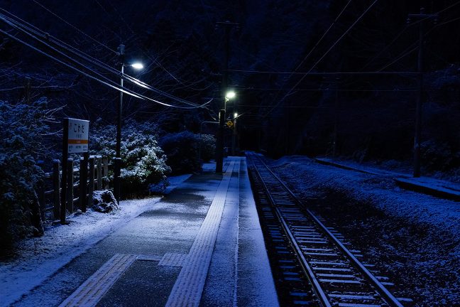 一夜明けた小和田駅は白く雪化粧していた