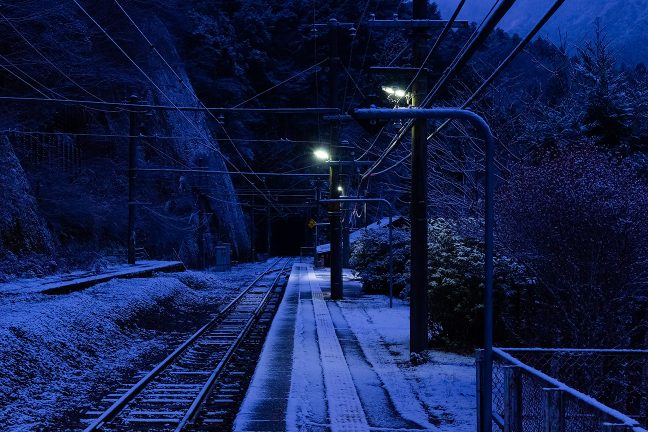 黎明の青い大気の底で雪化粧した小和田駅が印象深かった