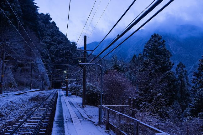7時を過ぎて雪も小降りになる中、小和田駅の夜も明けていく