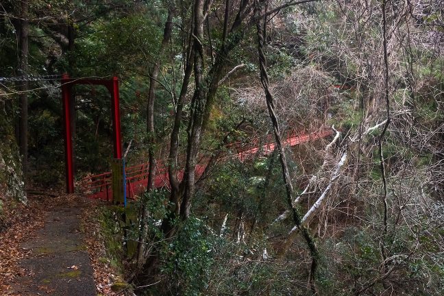 塩沢集落外れの堰堤から遥々下ってきた沢沿いの吊り橋を再び渡る